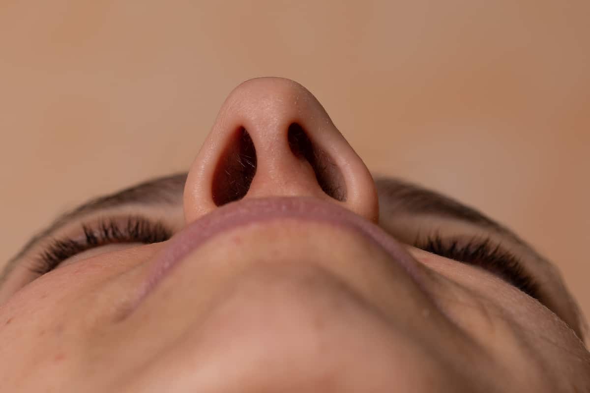 هل انحراف الحاجز الأنفي يسبب بلغم أو دوخة؟